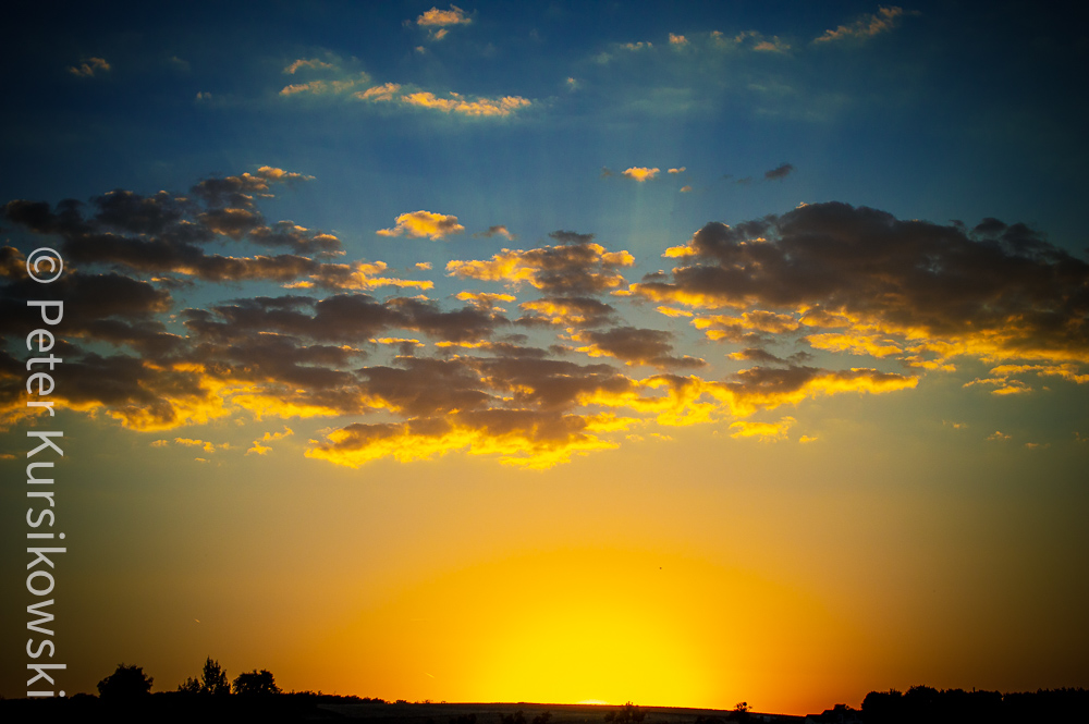 Sonnenuntergänge können auch auf dem Land schön sein.