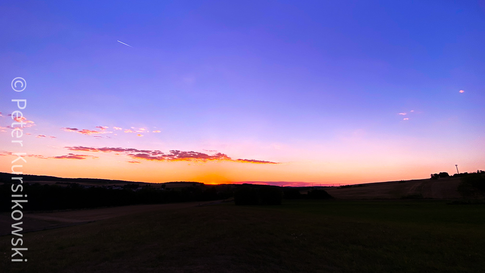Sonnenuntergänge können auch auf dem Land schön sein.