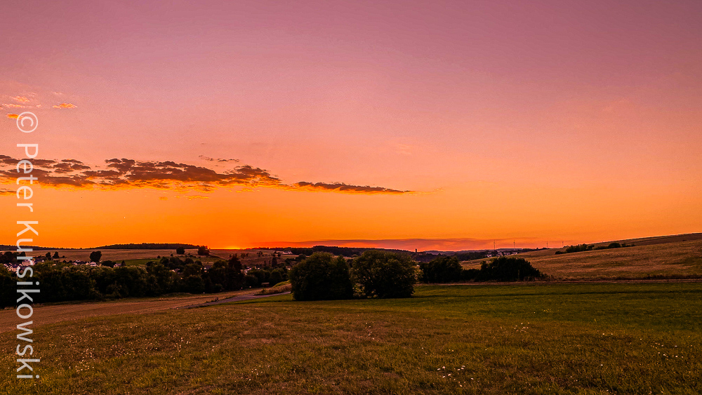 Sonnenuntergänge können auch auf dem Land schön sein.