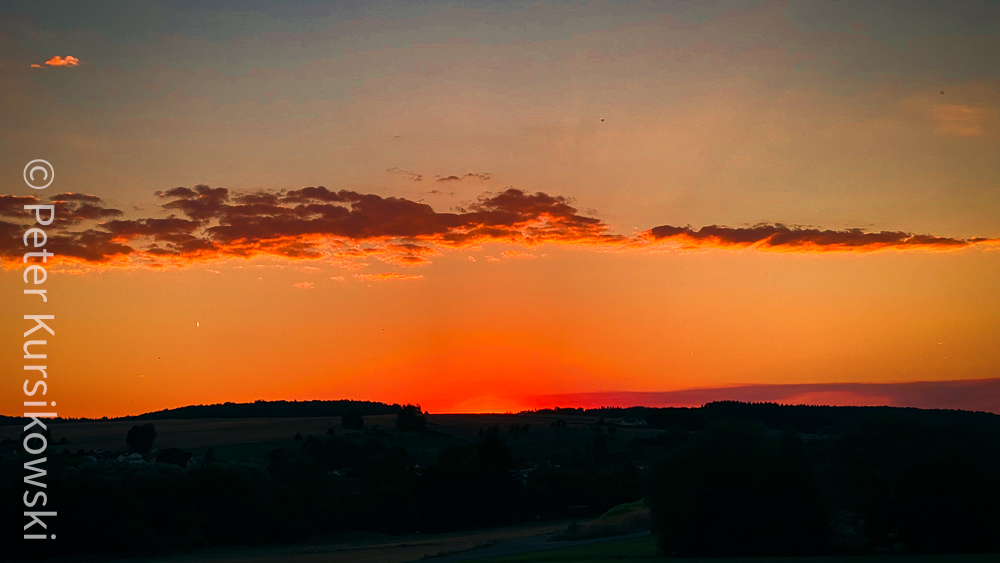 Sonnenuntergänge können auch auf dem Land schön sein.