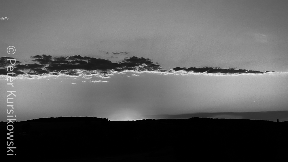 Sonnenuntergänge können auch auf dem Land schön sein.