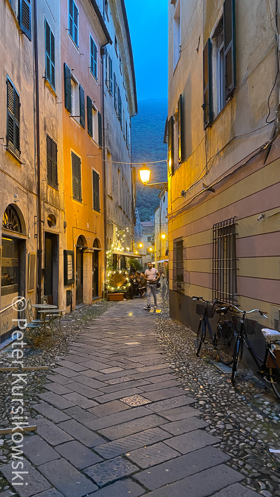 Eine weitere Gasse in Finalborgo