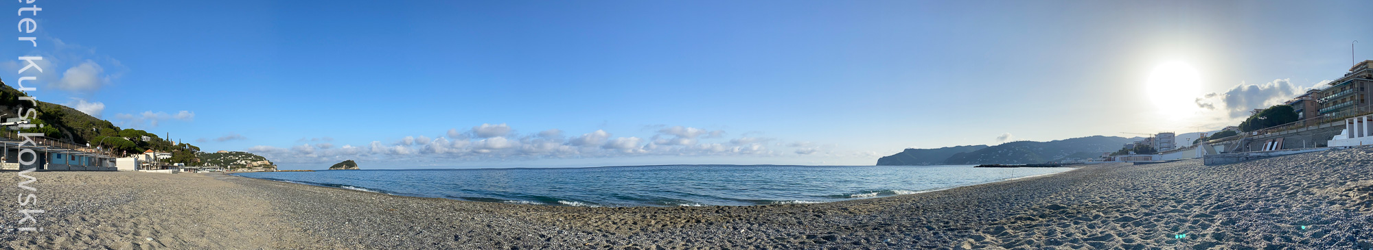 Panorama vom Strand in Noli Ligure