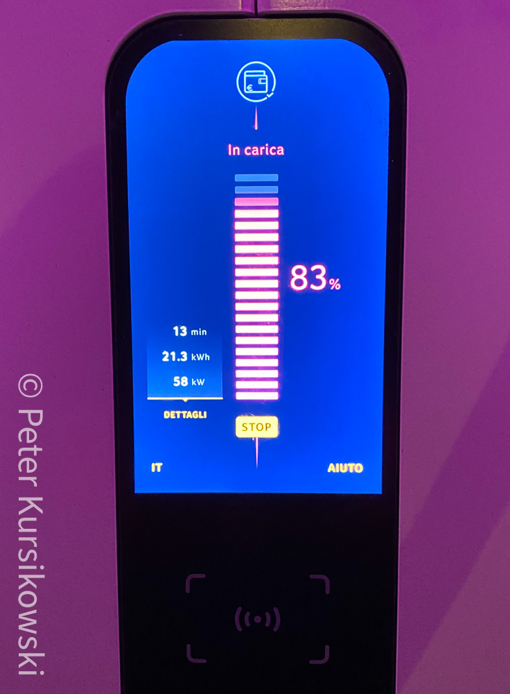 Hier sehen die IONITY Charger noch ganz anders aus und die Sprache kann man leider auch gar nicht umstellen. Zum Glück kamen keine Fehlermeldungen