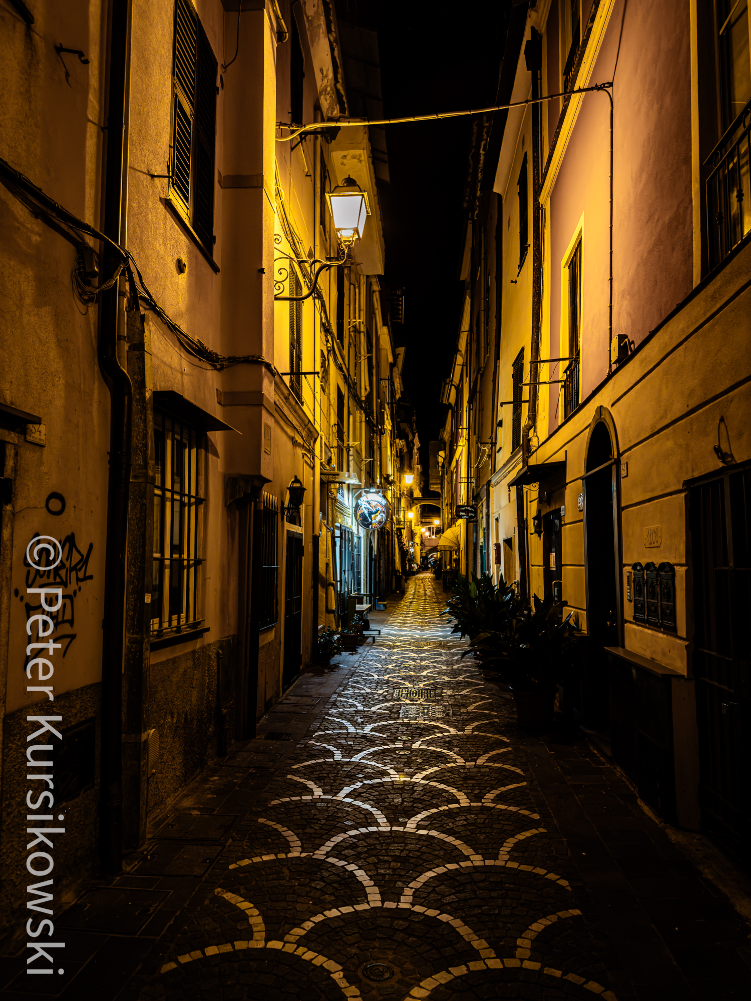 Lieblingsgasse in Pietra bei Nacht