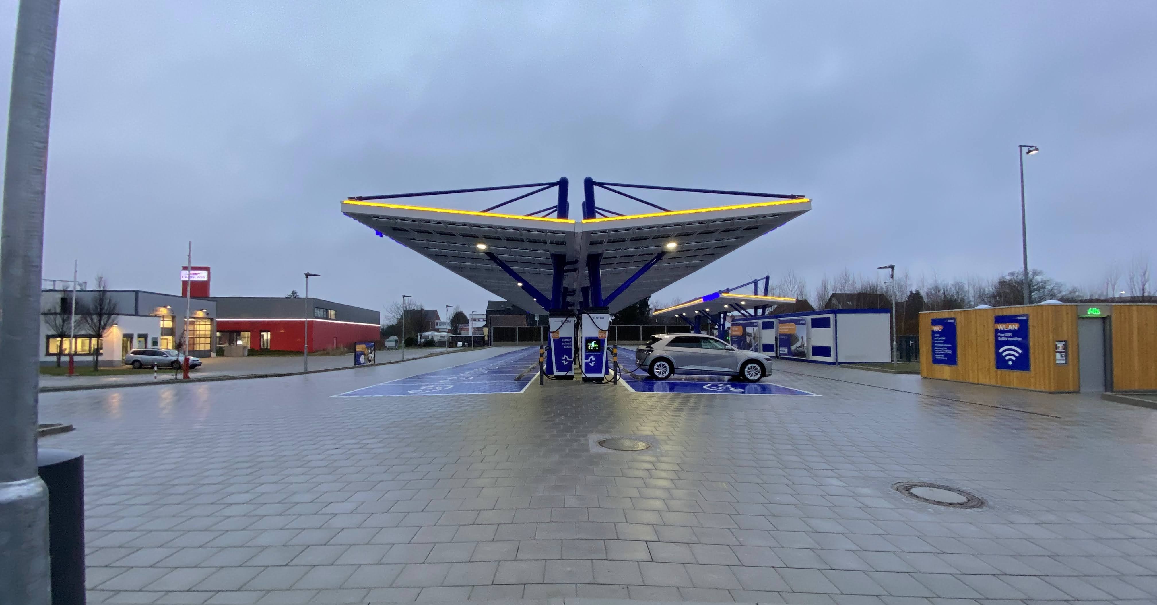 Impressionen vom Ladepark in Kamen. Ganz alleine.