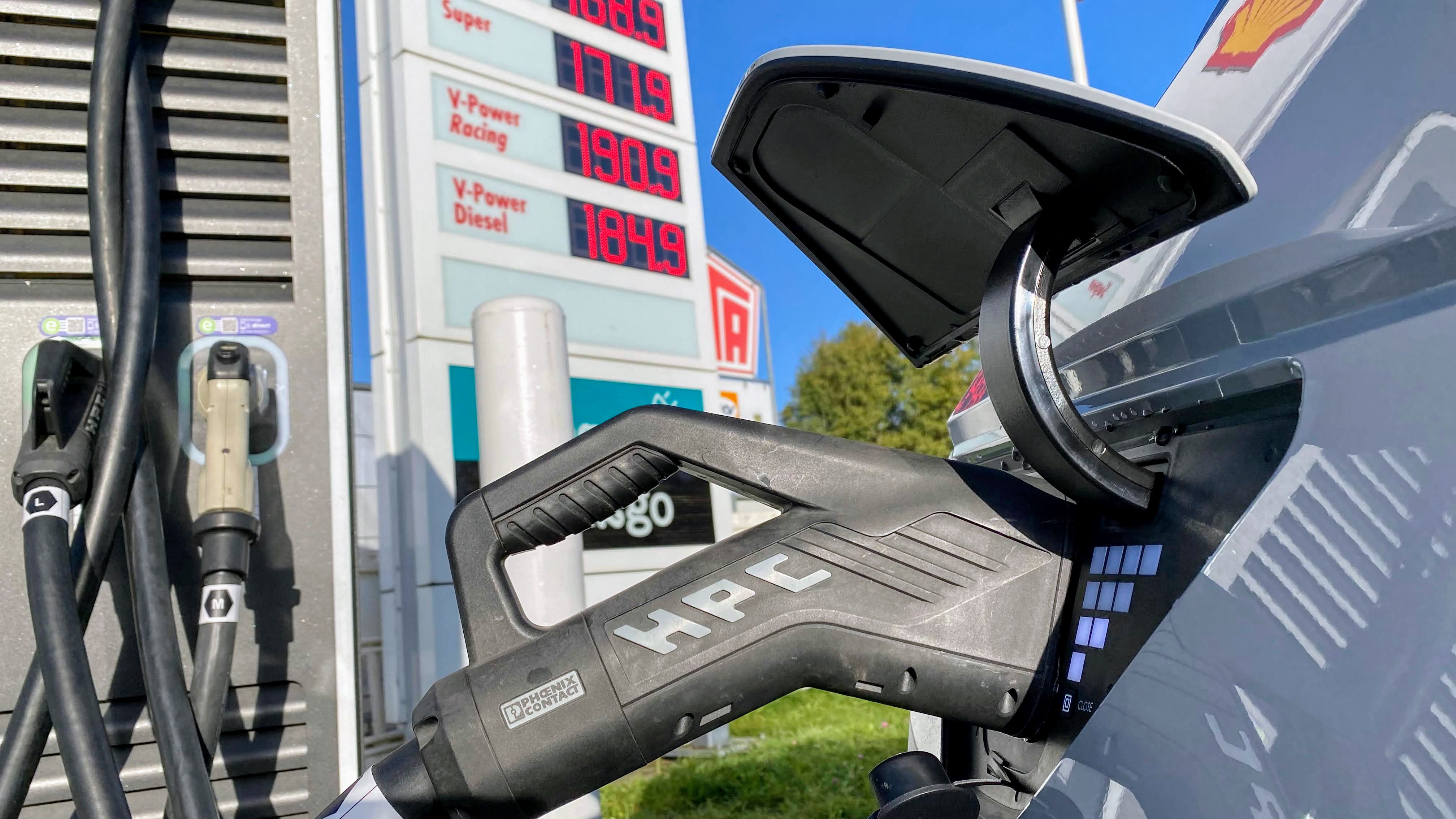 An der Schnellladesäule