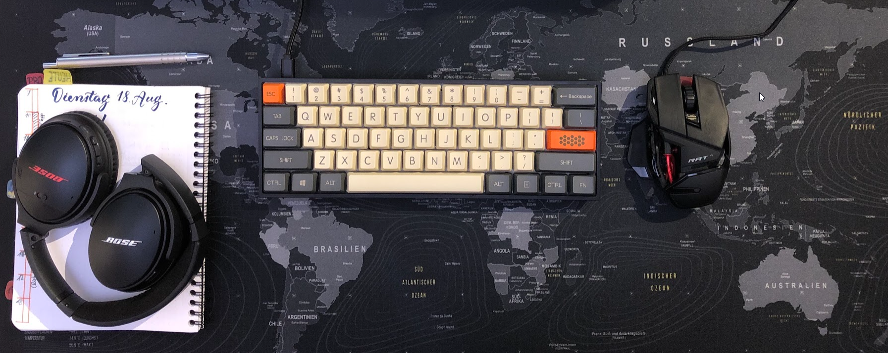 Das fertige Prachtstück zusammen mit der neuen Schreibtischunterlage